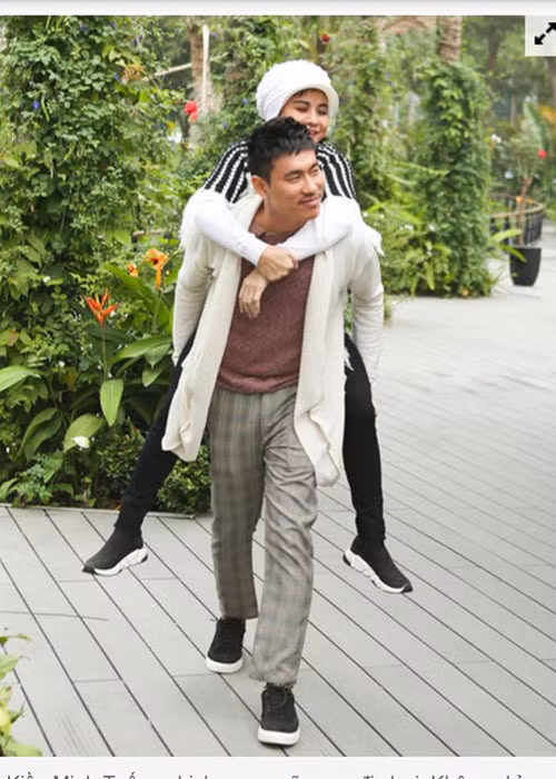 Trong một cuộc phỏng vấn trên Zing, Kiều Minh Tuấn tiết lộ ban đầu mẹ của anh không ủng hộ chuyện tình cảm của anh với Cát Phượng nhưng giờ đây, mẹ anh thậm chí giục hai con sinh em bé.