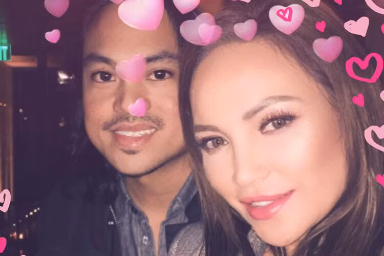 Mối tình “phi công - máy bay” vênh đến 12 tuổi của Thanh Hà - Roland cũng nhận được sự chú ý. Để nhận được lời đồng ý từ Thanh Hà, Roland mất 11 năm theo đuổi nữ danh ca.