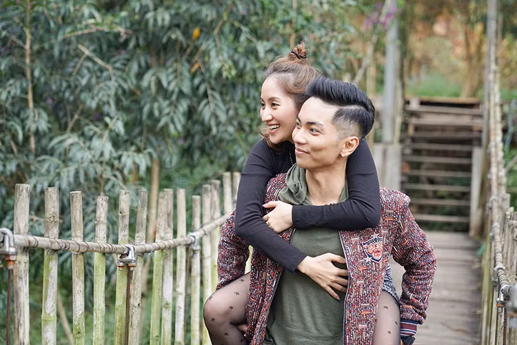 Vừa qua, 2 tháng sau khi sinh con, Khánh Thi vướng tin đồn trục trặc tình cảm với Phan Hiển. Lập tức, nữ kiện tướng dancesport khẳng định gia đình chưa hề có lục đục.