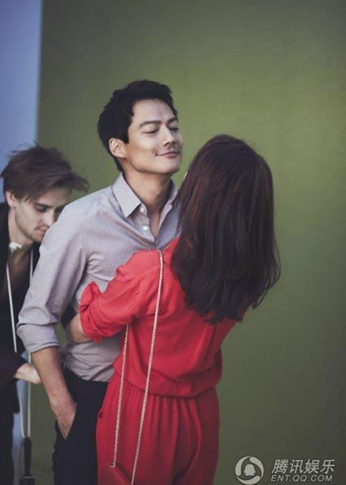 Chụp hình quảng cáo, Châu Tấn nũng nịu ông xã ở hậu trường. Ảnh: QQ
