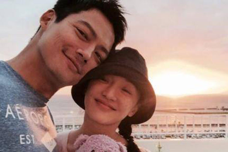 Dù thường xuyên xa cách nhưng vợ chồng Châu Tấn vẫn gọi điện thoại cho nhau mỗi ngày. Ảnh: Weibo