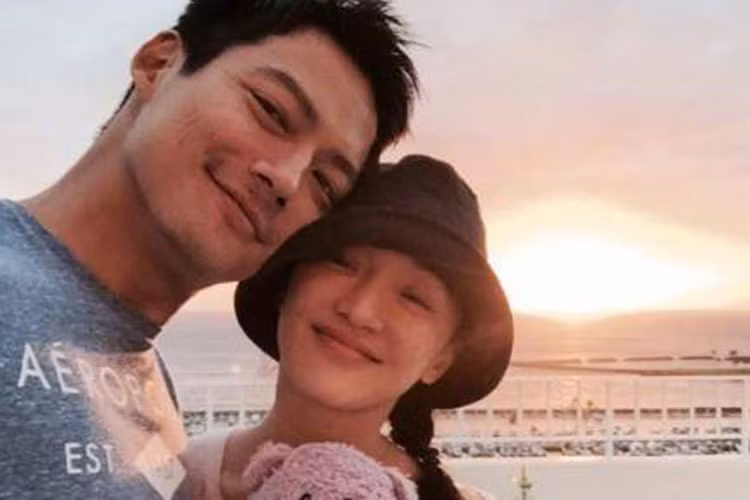 Dù thường xuyên xa cách nhưng vợ chồng Châu Tấn vẫn gọi điện thoại cho nhau mỗi ngày. Ảnh: Weibo