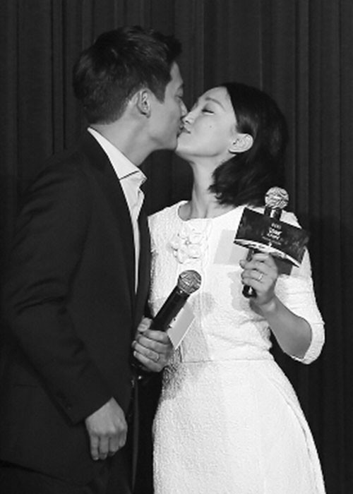 Trước công chúng, vợ chồng Châu Tấn không ngần ngại dành cho nhau những cử chỉ tình tứ. Ảnh: Sina