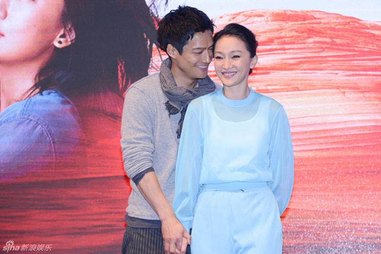 Vợ chồng Châu Tấn nắm tay, cười rạng rỡ bên nhau tại một sự kiện giải trí. Ảnh: Sina