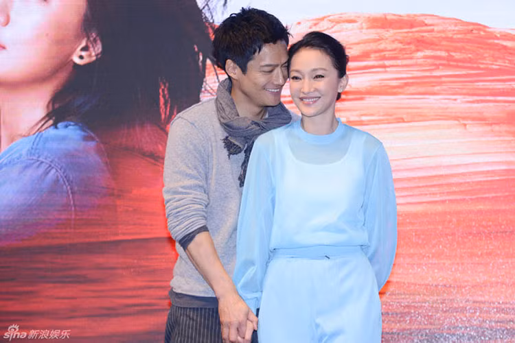 Vợ chồng Châu Tấn nắm tay, cười rạng rỡ bên nhau tại một sự kiện giải trí. Ảnh: Sina