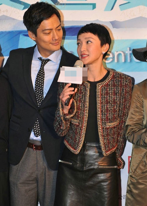 Cao Thánh Viễn không rời mắt khỏi bà xã khi cả hai cùng tham gia một sự kiện. Ảnh: On