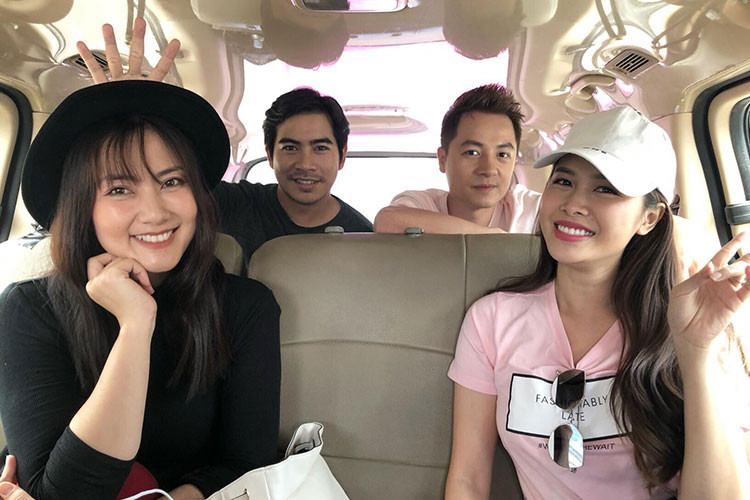 2 cặp vợ chồng sao Việt Ngọc Lan - Thanh Bình và Đăng Khôi - Thủy Anh cùng đi du lịch.