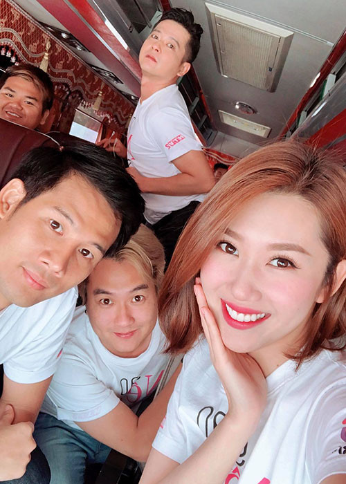 Hoàng Anh tạo dáng bá đạo khi đi quảng bá phim “Gạo nếp gạo tẻ”.