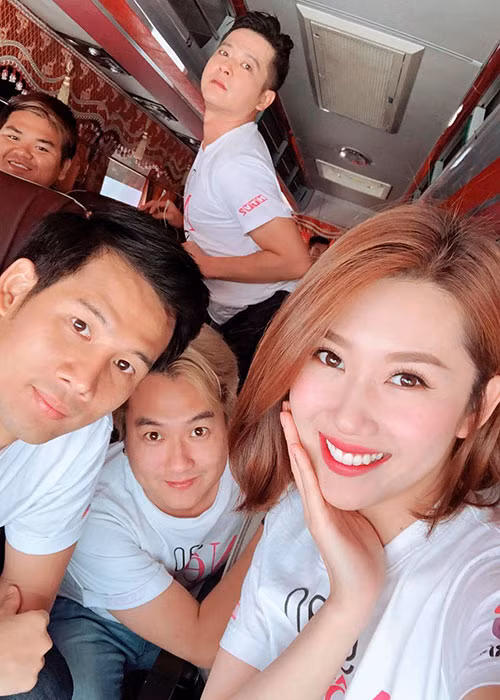 Hoàng Anh tạo dáng bá đạo khi đi quảng bá phim “Gạo nếp gạo tẻ”.