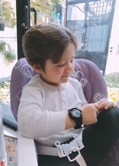 Con trai của hot girl Elly Trần lớn phổng phao.