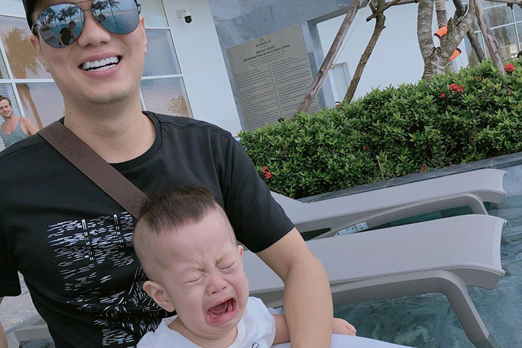 Con trai của Việt Anh òa khóc khi chụp ảnh.