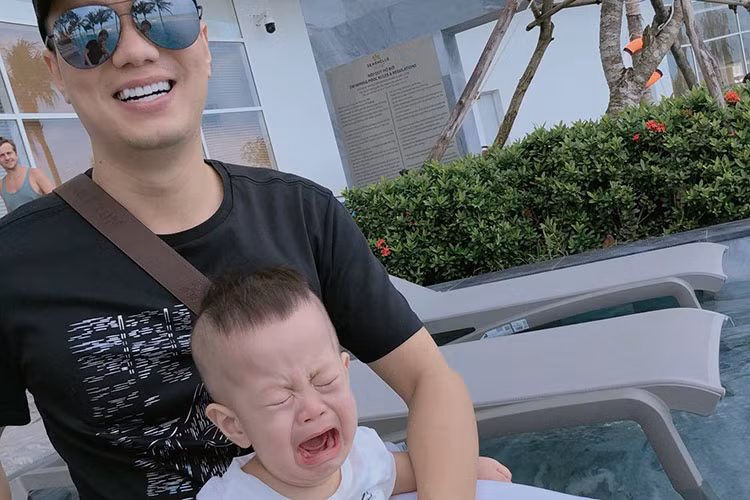 Con trai của Việt Anh òa khóc khi chụp ảnh.