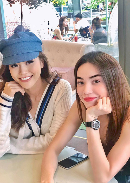 Mâu Thủy và Hồ Ngọc Hà vui vẻ khi gặp gỡ.
