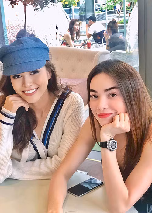 Mâu Thủy và Hồ Ngọc Hà vui vẻ khi gặp gỡ.
