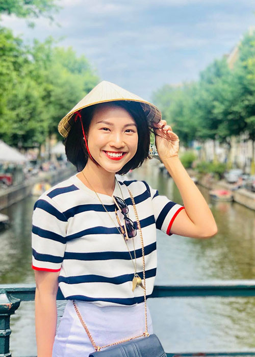 Hoàng Oanh từ nhỏ có ước mơ là được đi du lịch vòng quanh thế giới và bây giờ cô đang thực hiện ước mơ này.