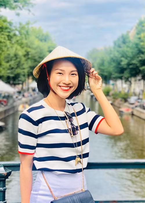 Hoàng Oanh từ nhỏ có ước mơ là được đi du lịch vòng quanh thế giới và bây giờ cô đang thực hiện ước mơ này.