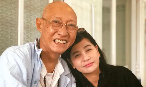 Nghe si Le Binh roi nuoc mat truoc tinh cam cua khan gia, dong nghiep