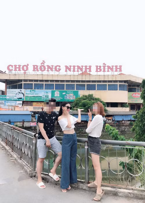 Mặc những tin đồn đời tư, Nhã Phương tận hưởng khoảng thời gian vui vẻ bên bạn bè. Ảnh: FBNV