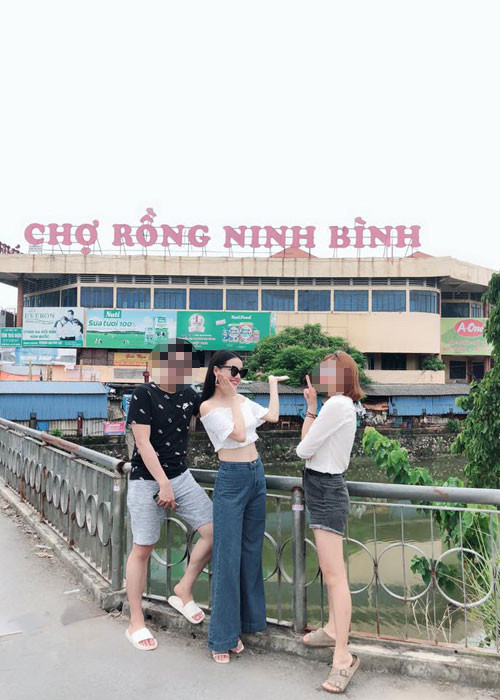 Mặc những tin đồn đời tư, Nhã Phương tận hưởng khoảng thời gian vui vẻ bên bạn bè. Ảnh: FBNV