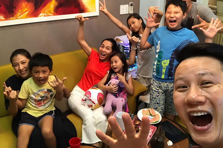 Gia đình Hoàng Bách và Phạm Anh Khoa vỡ òa cảm xúc khi Olympic Việt Nam vào bán kết.