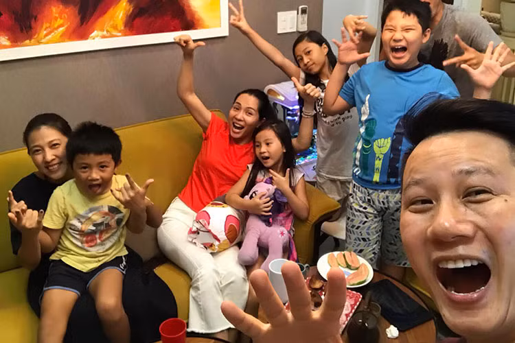 Gia đình Hoàng Bách và Phạm Anh Khoa vỡ òa cảm xúc khi Olympic Việt Nam vào bán kết.