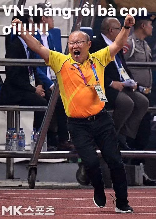 Không chỉ Hoài Linh, Hari Won cũng phát cuồng vì HLV Park Hang-seo. Cô đăng hình ảnh tự chế người thuyền trưởng của Olympic Việt Nam.