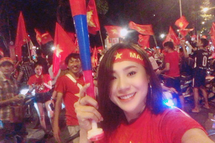 Hồ Bích Trâm đi bão mừng chiến thắng của Olympic Việt Nam.