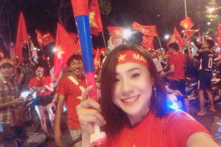 Hồ Bích Trâm đi bão mừng chiến thắng của Olympic Việt Nam.