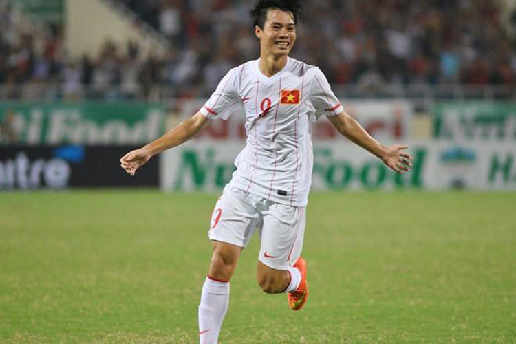 “Cổ tích Việt Nam/ Olympic Việt Nam đã làm nên lịch sử/ Syria là liều thuốc thử tiếp đến là Hàn/ Các em lại ghi bàn để ngập tràn cảm xúc/ Để mơ sao trận cuối cùng trên bục/ Hô vang “Việt Nam vô địch” trong lồng ngực của hơn 96 triệu con tim”, Chiến Thắng làm thơ.