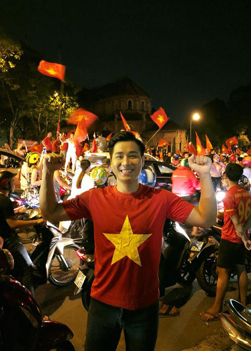 MC Nguyên Khang cũng xuống đường ăn mừng.