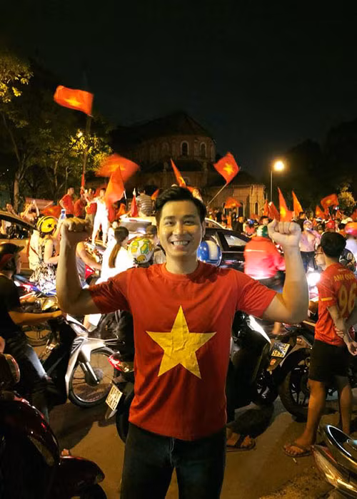 MC Nguyên Khang cũng xuống đường ăn mừng.