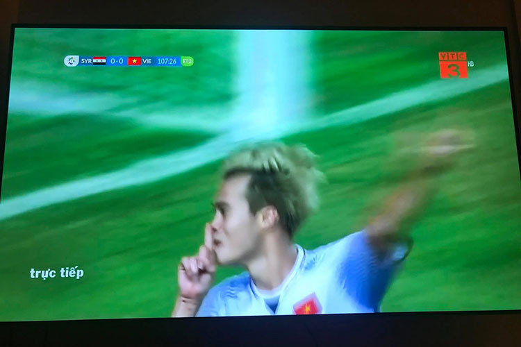 MC Thành Trung cùng bà xã quyết định sang Indonesia cổ vũ Olympic Việt Nam trong trận bán kết sắp tới.