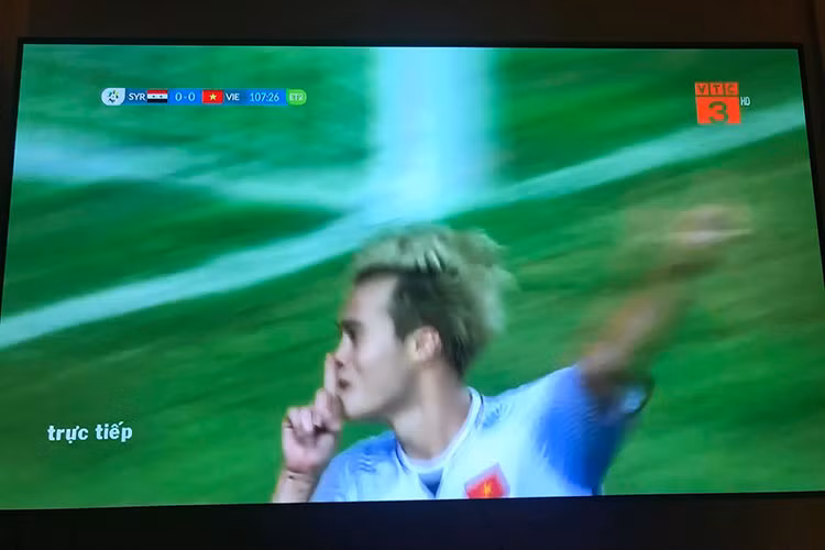 MC Thành Trung cùng bà xã quyết định sang Indonesia cổ vũ Olympic Việt Nam trong trận bán kết sắp tới.