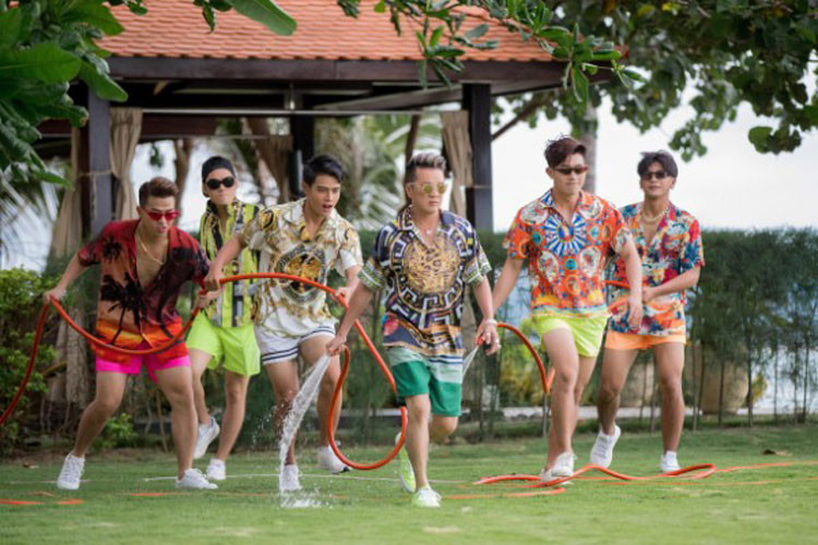 Các vũ công của nam ca sĩ cũng được đầu tư về trang phục. Ảnh: Thegioivanhoa