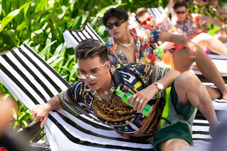 Hình ảnh Đàm Vĩnh Hưng mặc trang phục phù hợp đi biển hay bể bơi. Ảnh: Thegioivanhoa