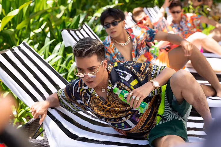 Hình ảnh Đàm Vĩnh Hưng mặc trang phục phù hợp đi biển hay bể bơi. Ảnh: Thegioivanhoa