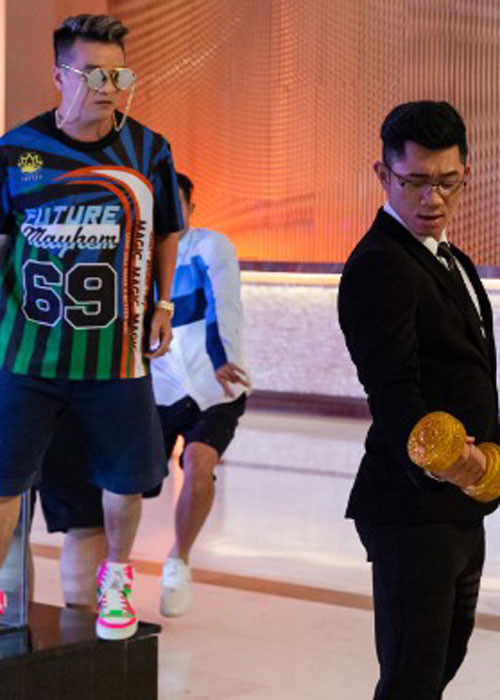 Trong MV mới, tạo hình của Mr Đàm khá trẻ so với tuổi thật của anh. Ảnh: Maskonline