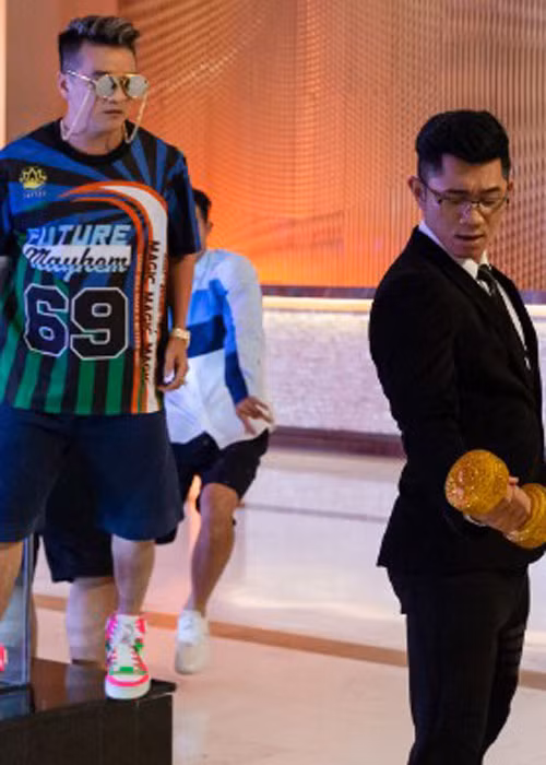 Trong MV mới, tạo hình của Mr Đàm khá trẻ so với tuổi thật của anh. Ảnh: Maskonline