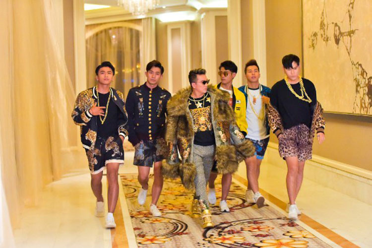 Mặc đồ hiệu tiền tỷ nhưng Mr Đàm bị một nhóm bạn trẻ chê bai có phong cách thời trang dị hợm, xa rời công chúng, không hợp cưa sừng làm nghé. Ảnh: Langmoi