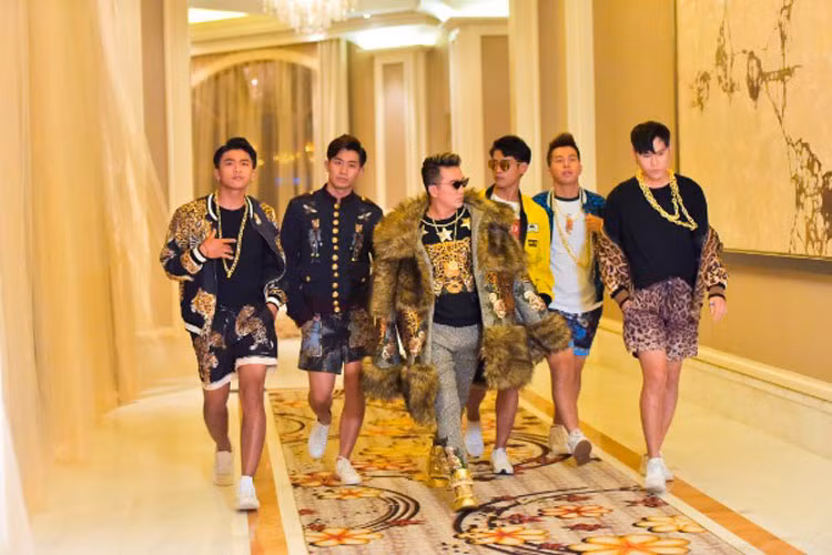 Mặc đồ hiệu tiền tỷ nhưng Mr Đàm bị một nhóm bạn trẻ chê bai có phong cách thời trang dị hợm, xa rời công chúng, không hợp cưa sừng làm nghé. Ảnh: Langmoi