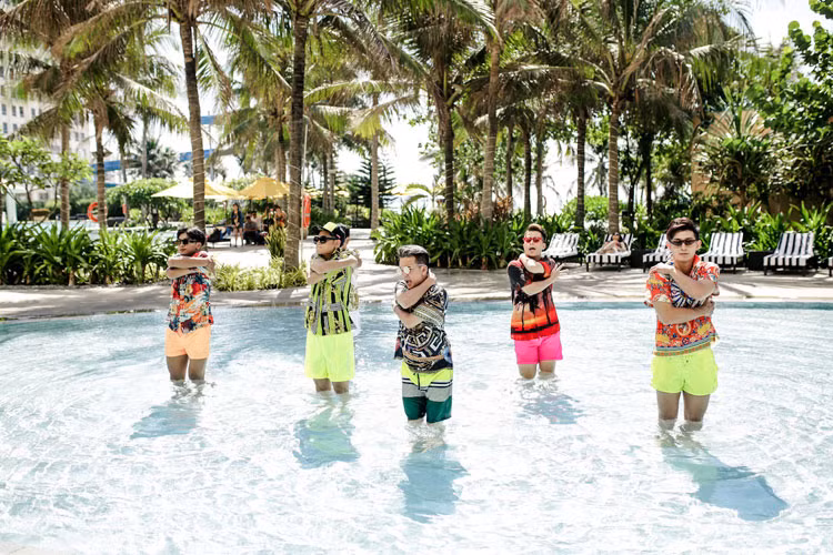 Mr Đàm lúc sang trọng với vest khi lại gọn gàng, năng động. Ảnh: Thethaovanhoa