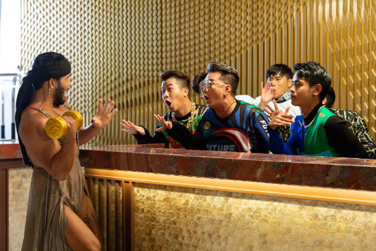 Mr Đàm lựa chọn trang phục, phụ kiện có màu sắc nổi bật, bắt mắt. Ảnh: Maskonline