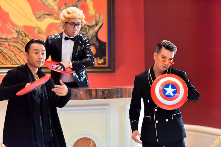 Nam ca sĩ đã nhờ stylist Lê Minh Ngọc hỗ trợ để thực hiện MV "Hello". Được biết, Lê Minh Ngọc chính là người từng chê phong cách thời trang của Đàm Vĩnh Hưng. Ảnh: Laodong