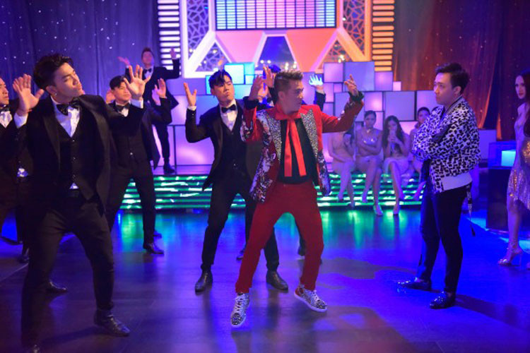 Trong MV "Hello", Đàm Vĩnh Hưng diện những bộ vest do Lý Giám Tiền thực hiện, mỗi thiết kế chi phí lên đến trăm triệu đồng. Ảnh: langmoi