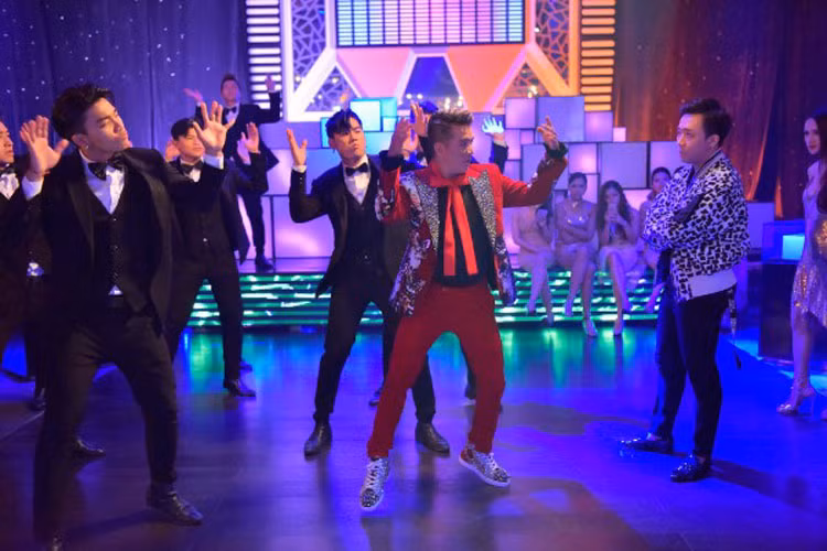 Trong MV "Hello", Đàm Vĩnh Hưng diện những bộ vest do Lý Giám Tiền thực hiện, mỗi thiết kế chi phí lên đến trăm triệu đồng. Ảnh: langmoi