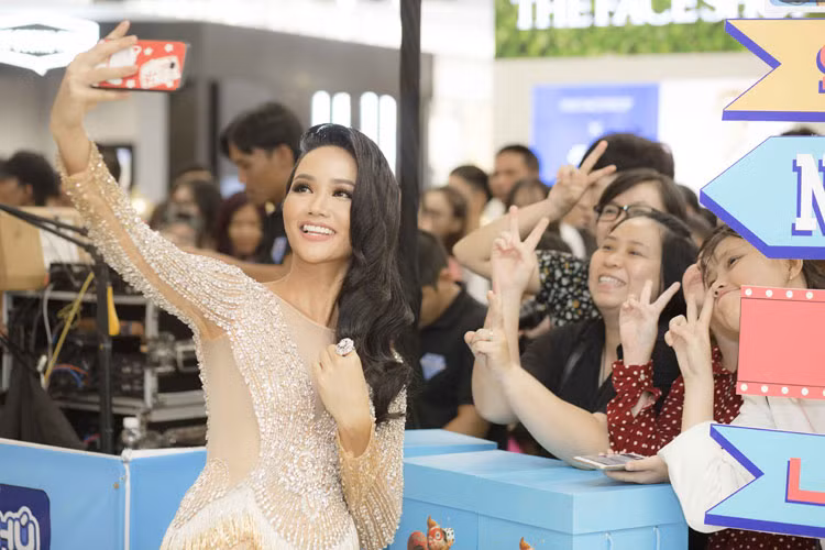 Tại sự kiện, H’hen Niê vui vẻ chụp ảnh cùng người hâm mộ.