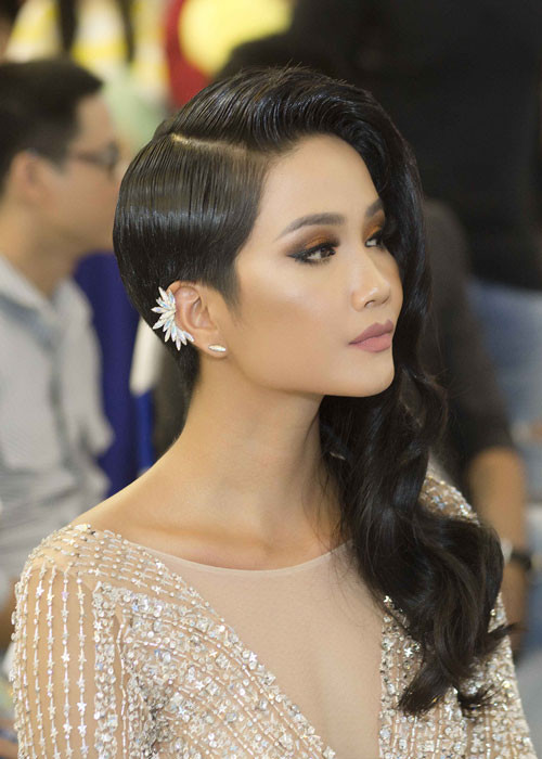 Sự tương đồng giữa H'hen Niê và Catriona Gray khiến khán giả vô cùng thích thú vì cả hai hiện là những ứng viên tiềm năng của khu vực Đông Nam Á.