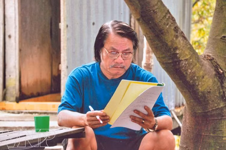 Những năm đầu thập niên 1990, nam nghệ sĩ chuyển sang làm đạo diễn với bộ phim đầu tay "Người hùng râu quặp”. Ảnh: Vietnamnet