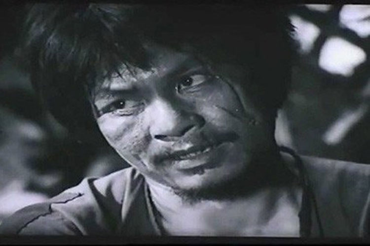 Để vào vai Chí Phèo, nghệ sĩ Bùi Cường cắt mái tóc dài đi. Ông còn sáng tạo cho nhân vật này một dáng đi say rượu không giống ai, một tiếng cười "chó hóc xương". Ảnh: VOV