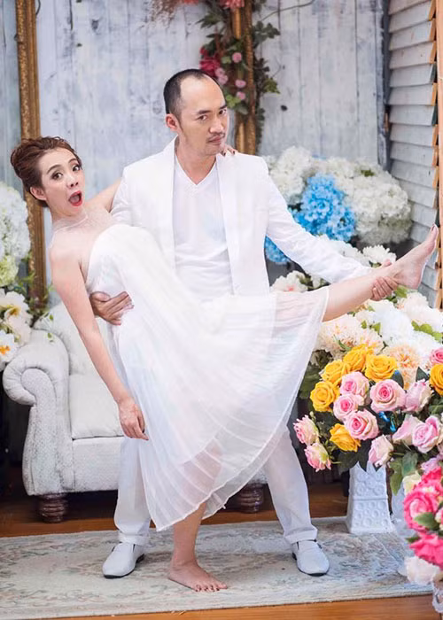 Không chịu bỏ cuộc, Tiến Luật làm bạn cùng Thu Trang trong suốt 5 năm để khiến cô động lòng. Cuối cùng, Thu Trang cũng cho Tiến Luật một cơ hội. Sau 2 năm hẹn hò, cặp đôi quyết định tiến tới hôn nhân.